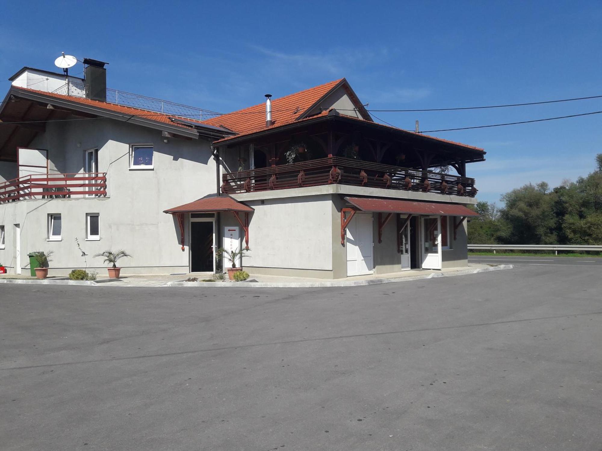 Guesthouse Kod Mosta Карловаць Екстер'єр фото