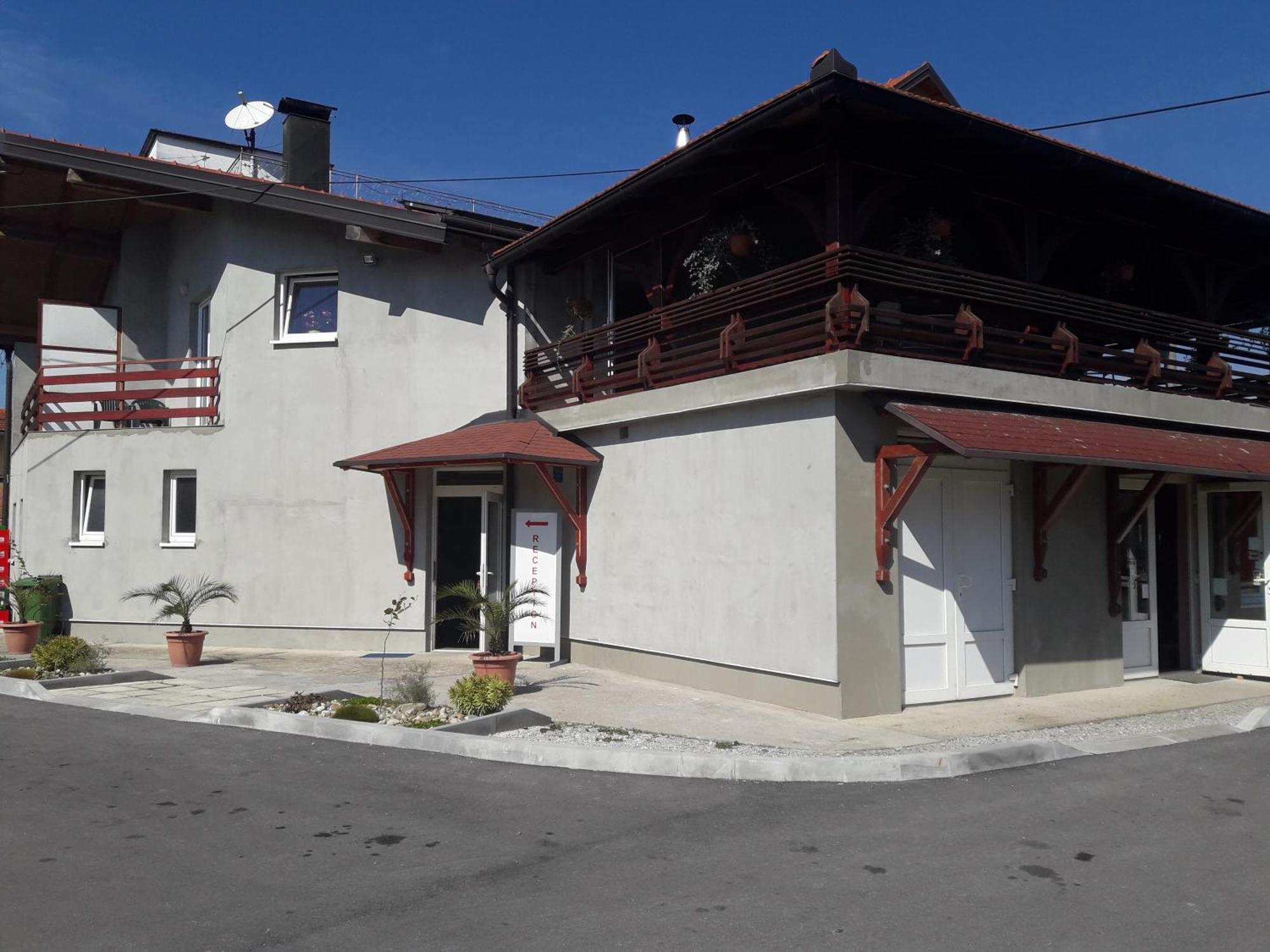 Guesthouse Kod Mosta Карловаць Екстер'єр фото