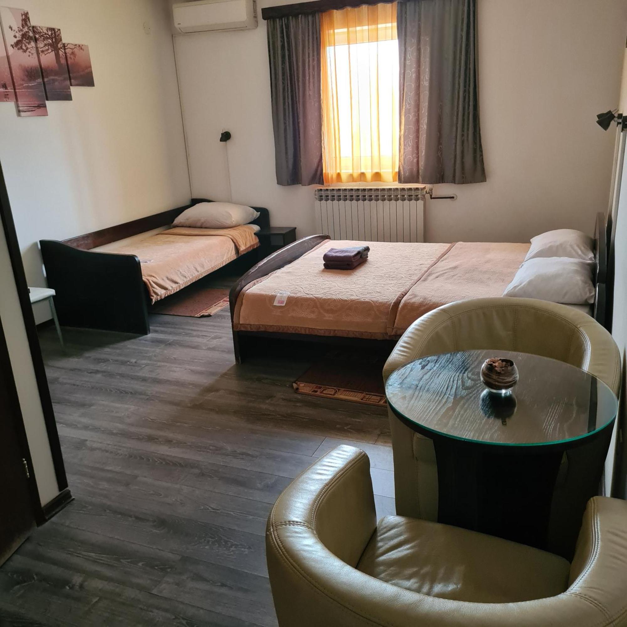 Guesthouse Kod Mosta Карловаць Екстер'єр фото